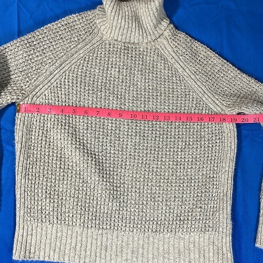 ⭐️ WindRiver turtleneck chunky knit sweater - size M - Picture 8 of 11